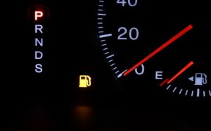 ガス欠になったらJAFか自動車保険か